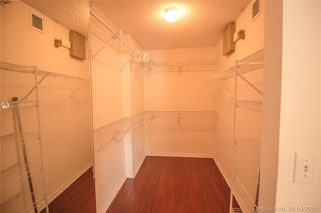 Foto del edificio - 9525 Weldon Cir