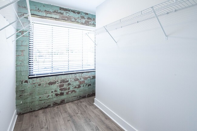 Foto del edificio - Apartments Now Available @ The Rink!