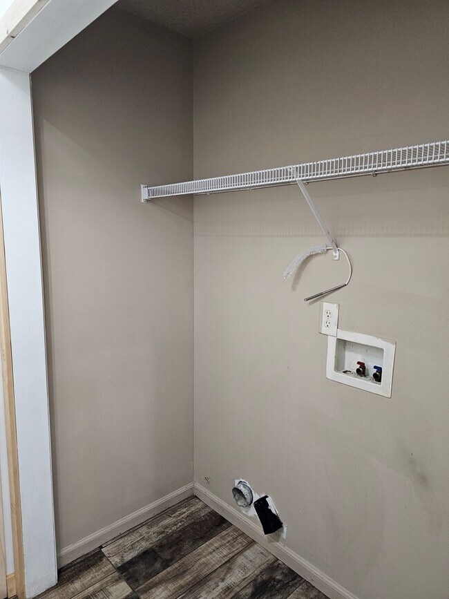 Foto del edificio - 5679 Hickory Fork Rd