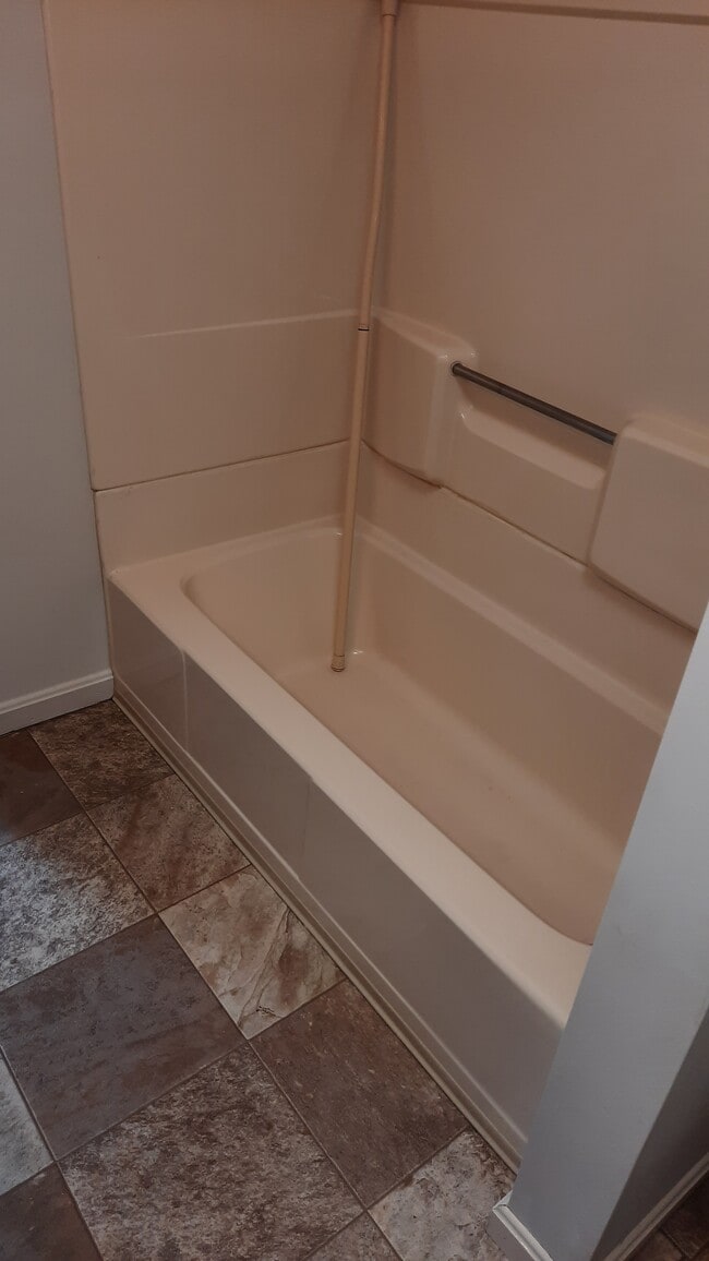 2nd Bath with tub - 328 Poplar St