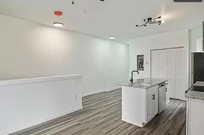 Building Photo - 6145 Lansdowne Ave