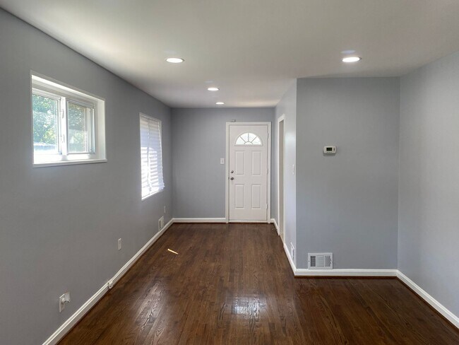 Building Photo - Lovely 2 Bedroom Townhome in Hyattsville!