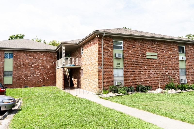 Primary Photo - 1655 Wales Ave