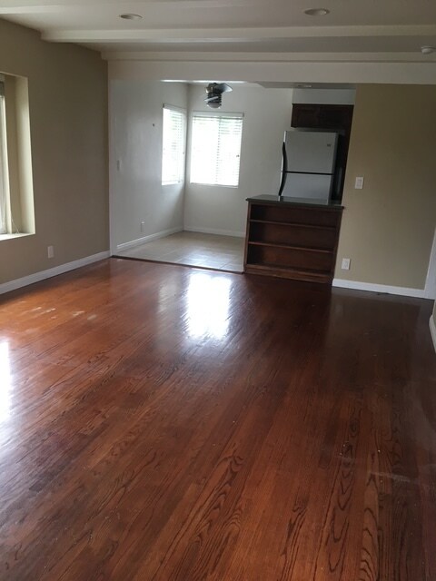 Living Room - 4444 Bakman Ave