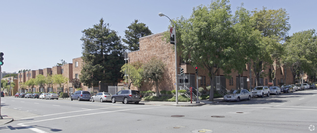 Primary Photo - Golden Gate Apartments