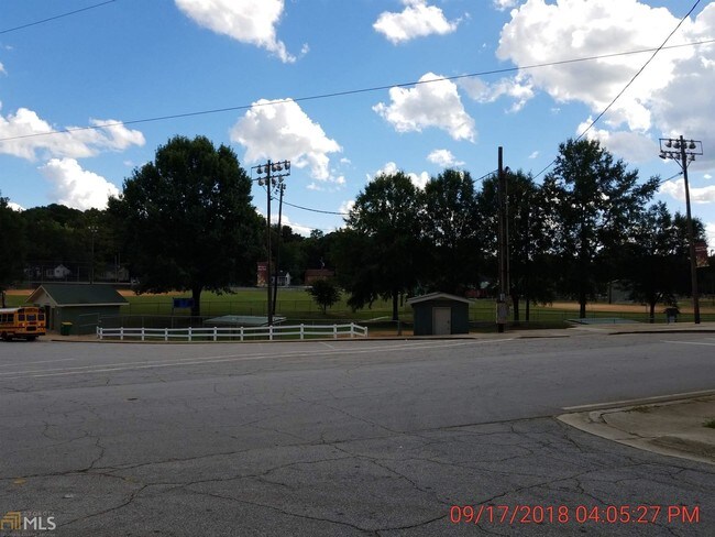 Building Photo - 5005 Oak St