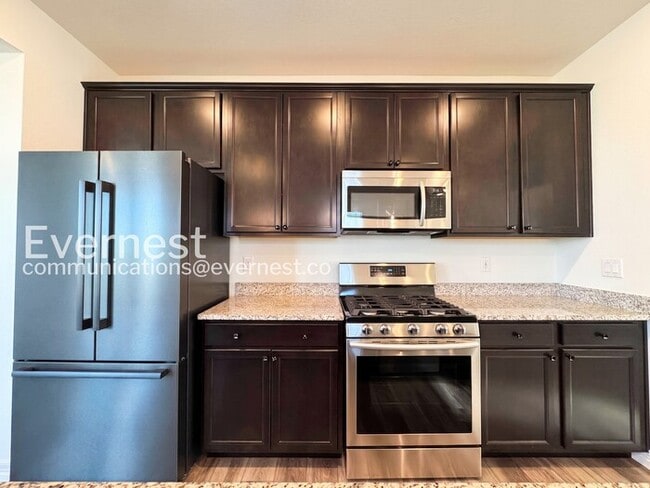 Building Photo - 4 bed/2.5 bath Stunning Single Family Home with Modern Amenities