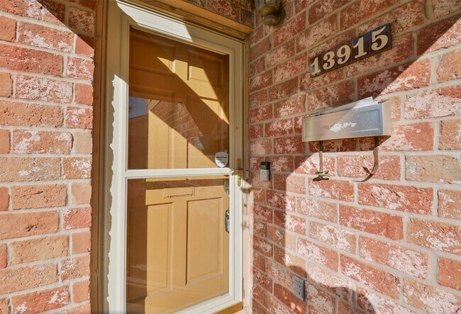 Foto del edificio - 13915 Roundstone Ln