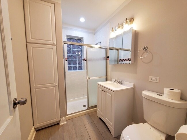 bathroom - 2334 Euclid Ave