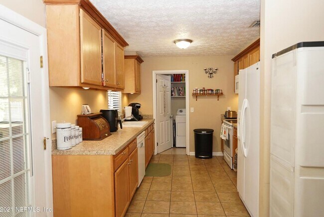 Foto del edificio - 8229 Frost St N