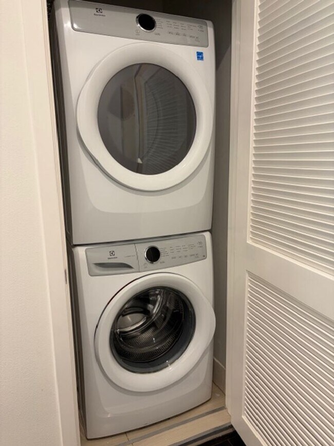 Interior Photo - 801 North