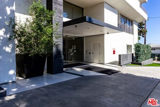 Building Photo - 838 N Doheny Dr