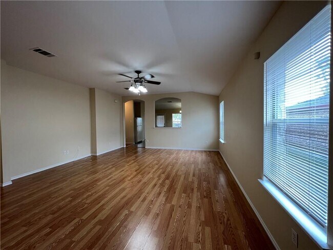 Building Photo - 118 Star of Texas Dr