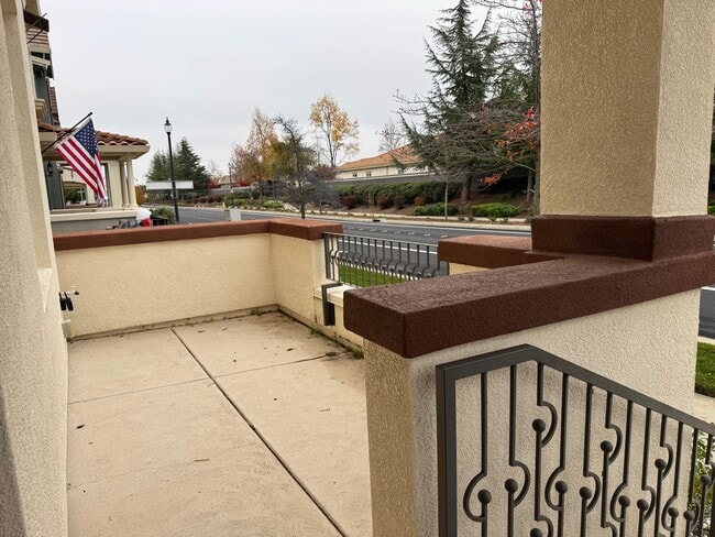 Building Photo - Corner lot Roseville property!