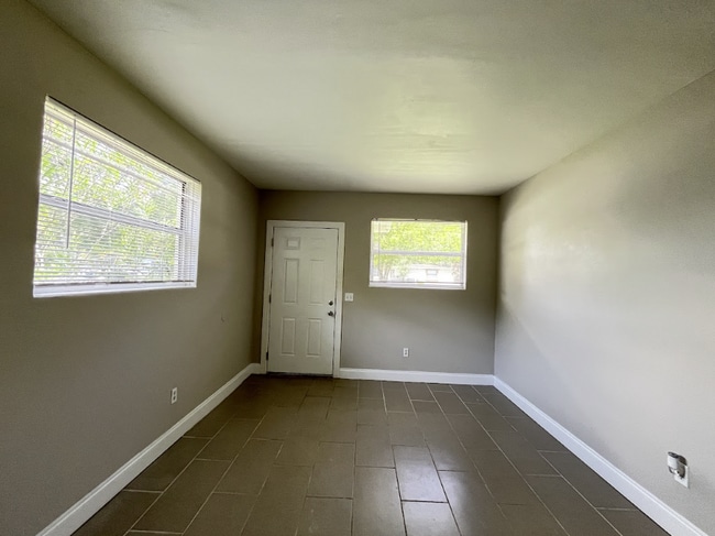 Building Photo - 1635 Brookview Dr S