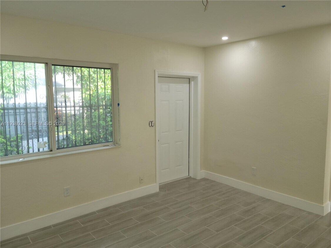 Building Photo - 121 NE 82nd Terrace