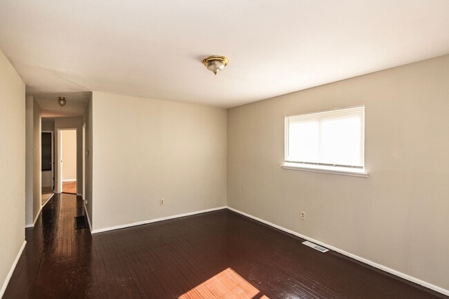 Building Photo - Lovely 3 Bedroom 1 Bathroom Home