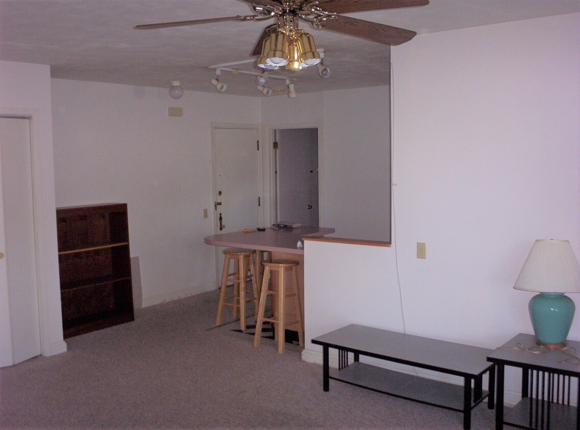 Primary Photo - 2609 University Ave