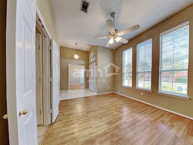 Foto del edificio - 1432 Springaire Ln