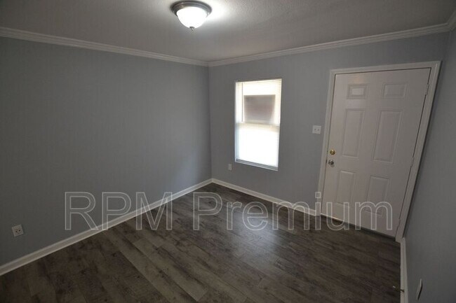 Building Photo - 947 Grebe St