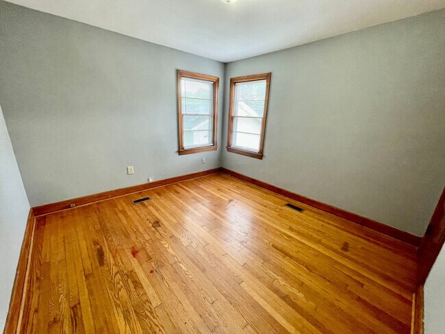 Foto del edificio - Duplex Downtown Athens! Walk to shopping and entertainment!