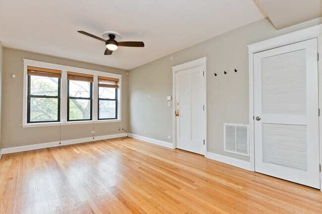 Foto del edificio - 2723 W Wellington Ave