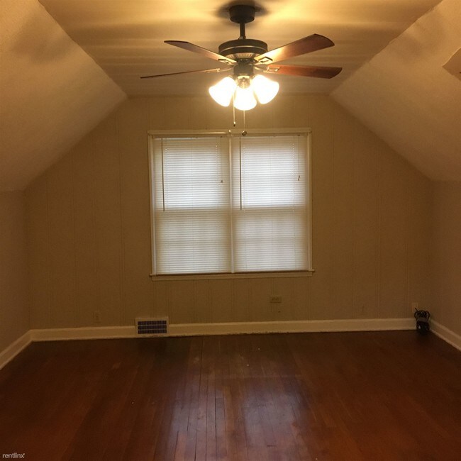 Building Photo - 1 br, 1 bath  - 421 1/2 Bank St