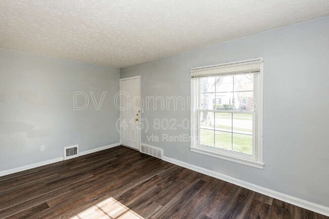 Foto del edificio - 492 E 327th St