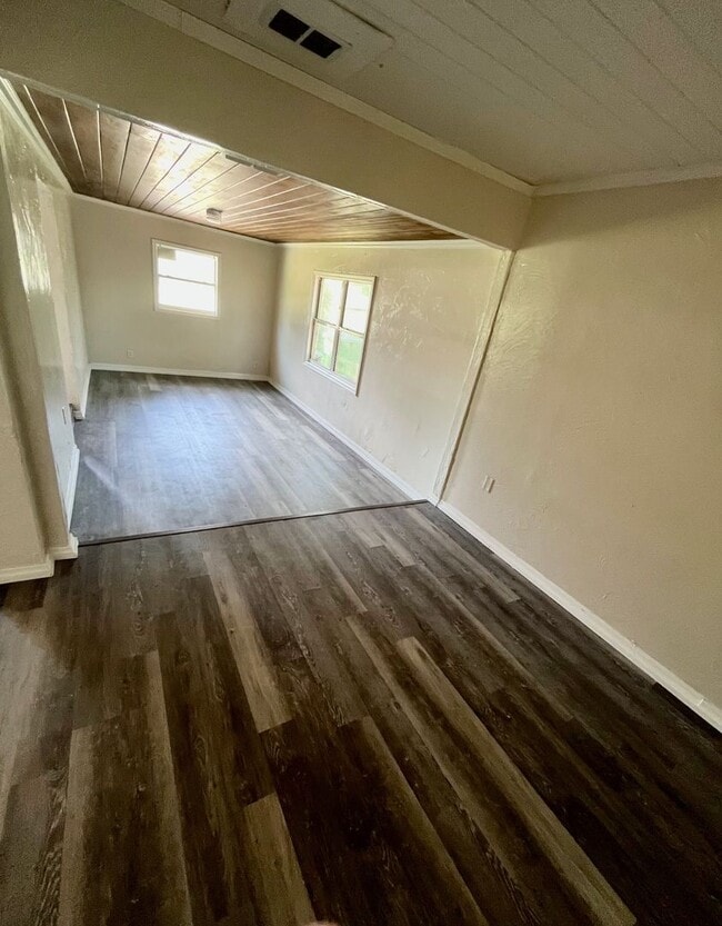 Foto del edificio - Tons of Living Space in this 3BR/1BA Zephy...