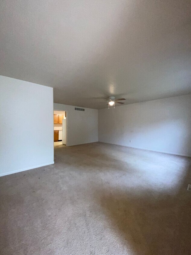Building Photo - 2 Bedroom Duplex in Elkhart!