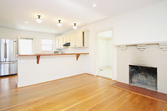 Foto del edificio - Charming Home With Fenced Yard