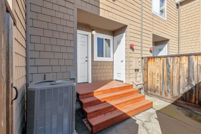 Building Photo - Bright 2 Bedroom 1.5 Bath Condo with Priva...