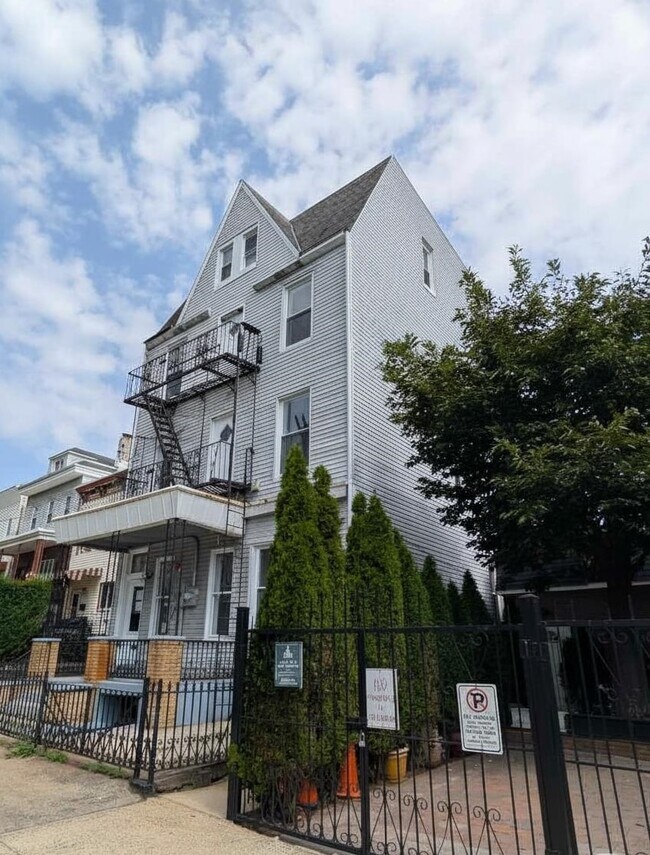 Building Photo - 10 Sherman Pl