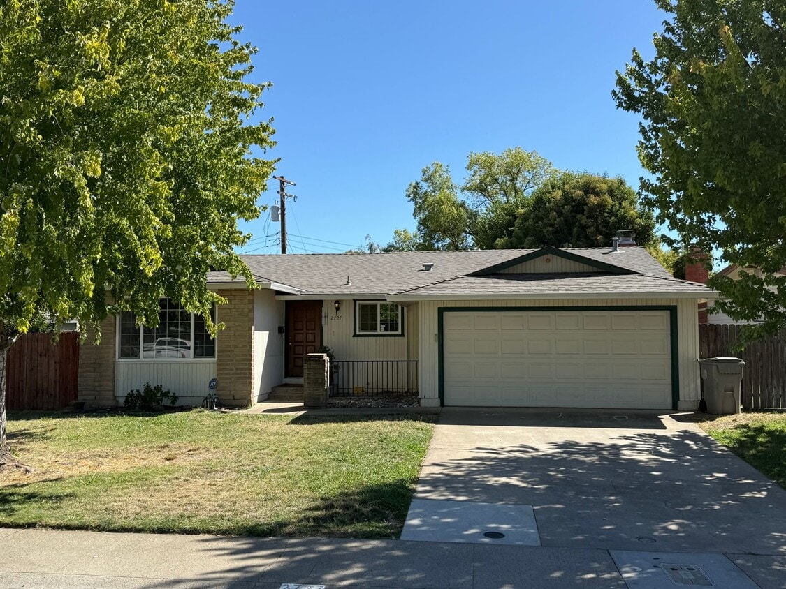 Adorable 4/2 With GREAT Backyard. Gardene... - Adorable 4/2 With GREAT Backyard.  Gardene...