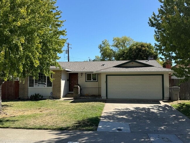 Adorable 4/2 With GREAT Backyard. Gardene... - Adorable 4/2 With GREAT Backyard.  Gardene... House
