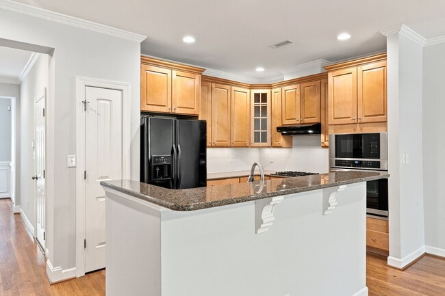 Building Photo - Beautiful 3 Bedroom / 2.5 Bathroom Townhome - Available NOW!