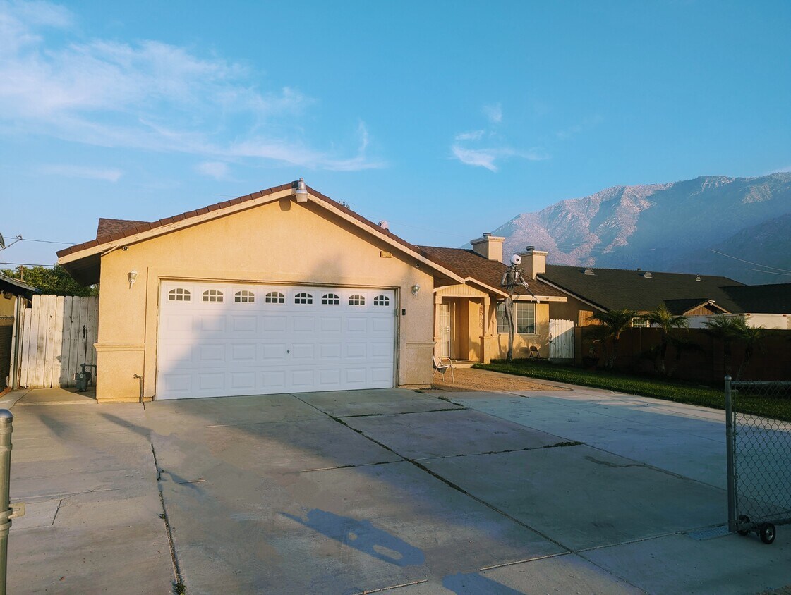 Primary Photo - 14586 Manzanillo St