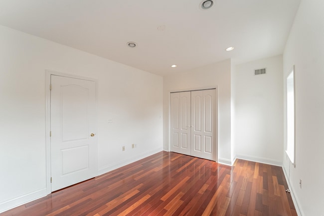Building Photo - 922 S 15th St