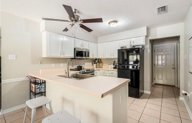 Foto del edificio - 6382 Woodside Dr