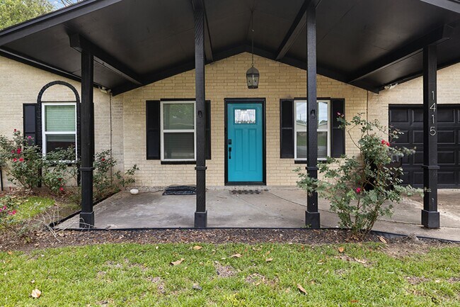 Building Photo - 1415 Palm Dr