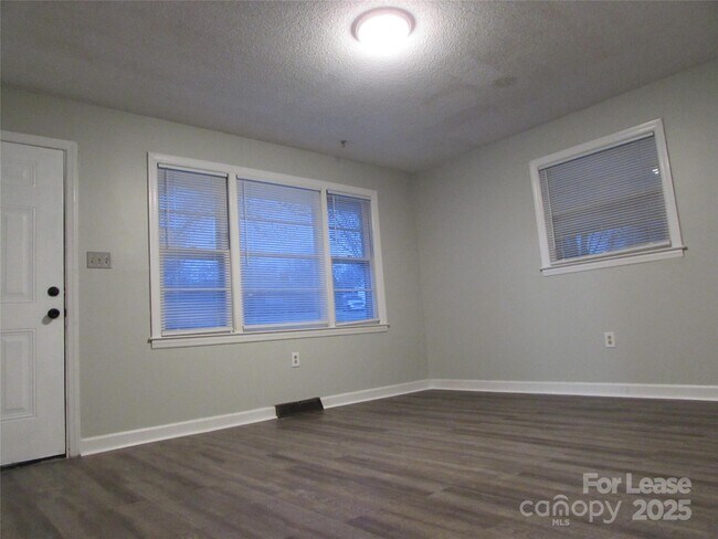 Foto del edificio - 131 Butterfield Cir