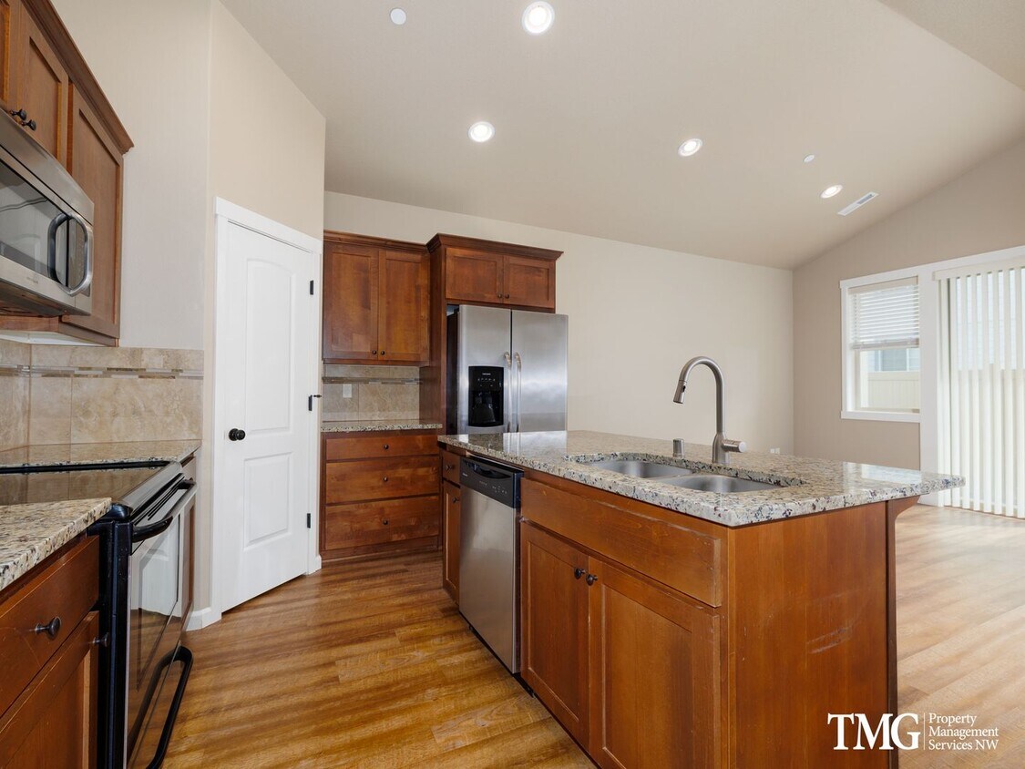 Foto principal - Centrally Located Townhome with Attached G...
