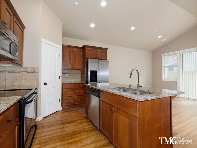 Building Photo - Beautiful 4 Bedroom W/ Custom Feel!