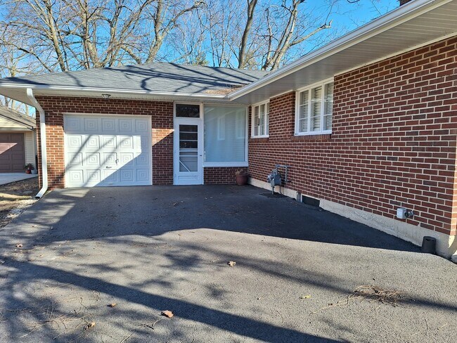 Building Photo - 943 Hammerschmidt Ave