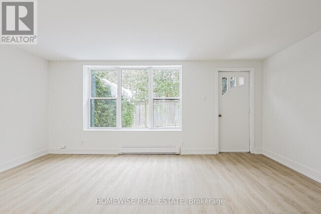 Photo du bâtiment - 100 Liberty St N