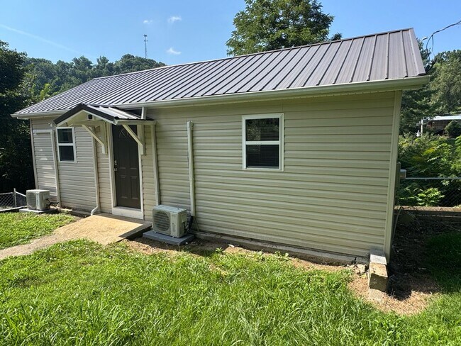 Foto del edificio - Charming 1-Bedroom Apartment in Elizabethton, TN