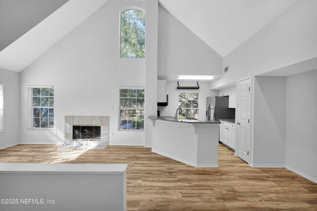 Building Photo - 13700 Richmond Park Dr N