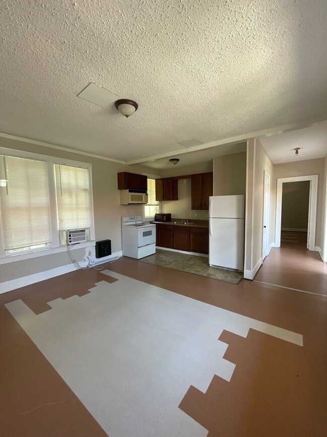 Building Photo - Ready for immediate move in ! 1/1 in Babso...