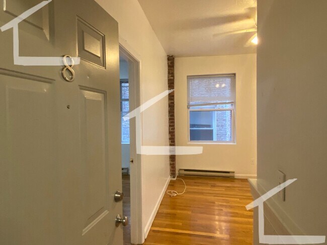 Foto del edificio - Large, sunny, pet friendly updated 3 bed u...
