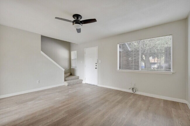 Foto del edificio - 5905 Little Creek Trail
